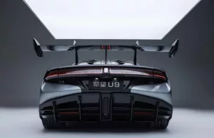 Off-road SUV Yangwang U8 seen driving through unbelievably deep water like its a boat Off-road SUV Yangwang U8 seen driving through unbelievably deep water like its a boat