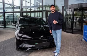 Kyle Walker picks up his new £48,700 BYD Seal Kyle Walker picks up his new £48,700 BYD Seal