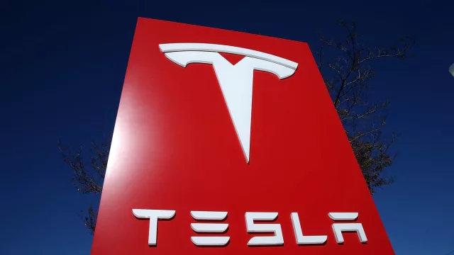 Tesla is rolling out a Full Self-Driving update that removes the 'steering wheel nag'