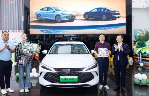 The First Batch of BYD Qin L Delivers, Wang Chuanfu Personally Hands Over the Car to the Owner – Pandaily The First Batch of BYD Qin L Delivers, Wang Chuanfu Personally Hands Over the Car to the Owner - Pandaily