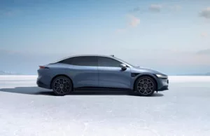 Zeekr 007 beats humans in complex parking test Zeekr 007 beats humans in complex parking test