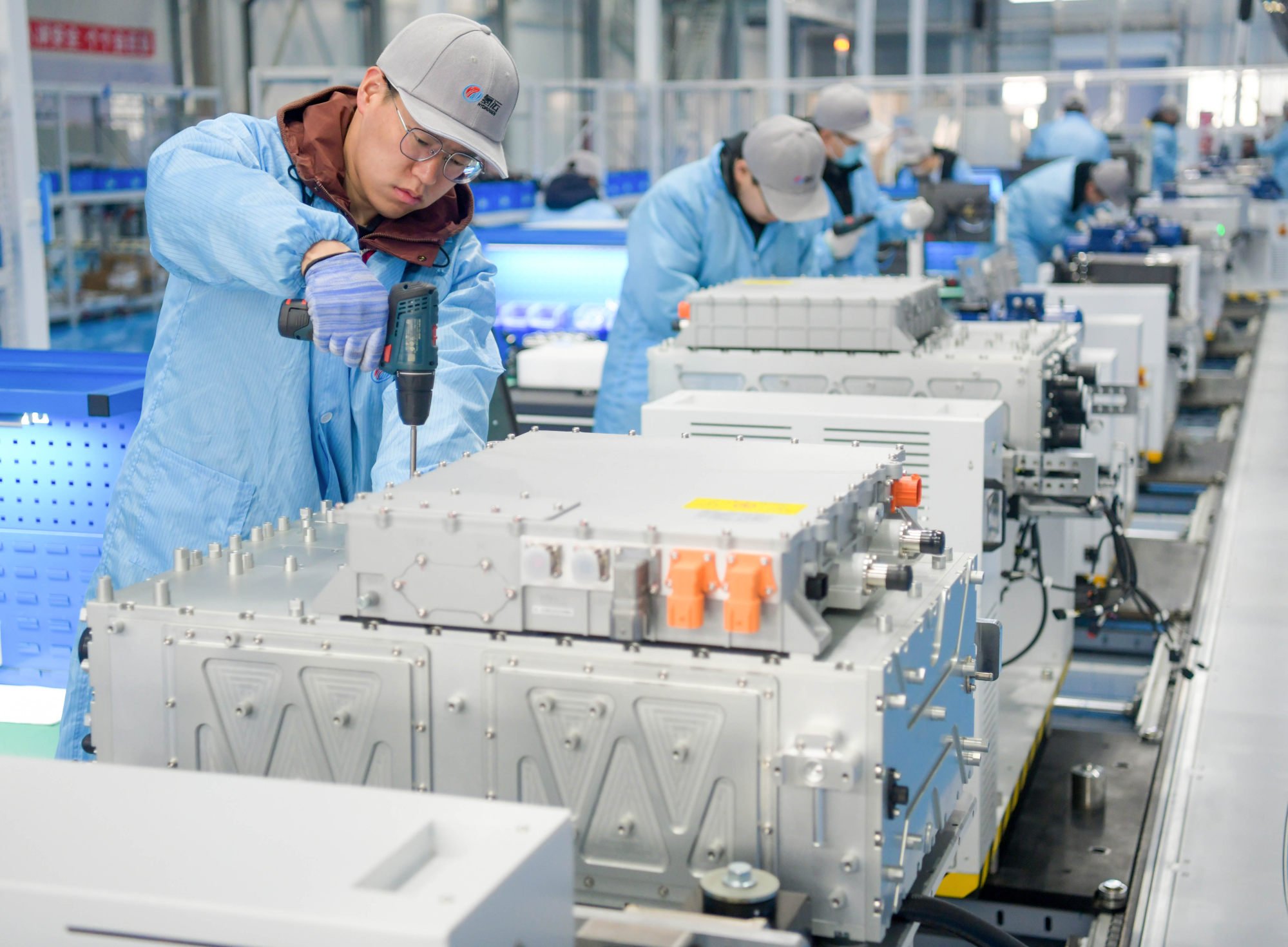 Employees assemble hydrogen fuel cell engines on a production line of Hydrogen (Henan) New Energy Technology in Luoyang, in China’s eastern Henan province, on February 28, 2024 . Photo: Getty Images