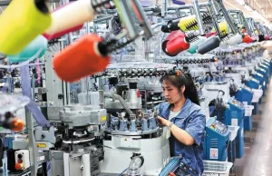 Economy maintains growth momentum Economy maintains growth momentum