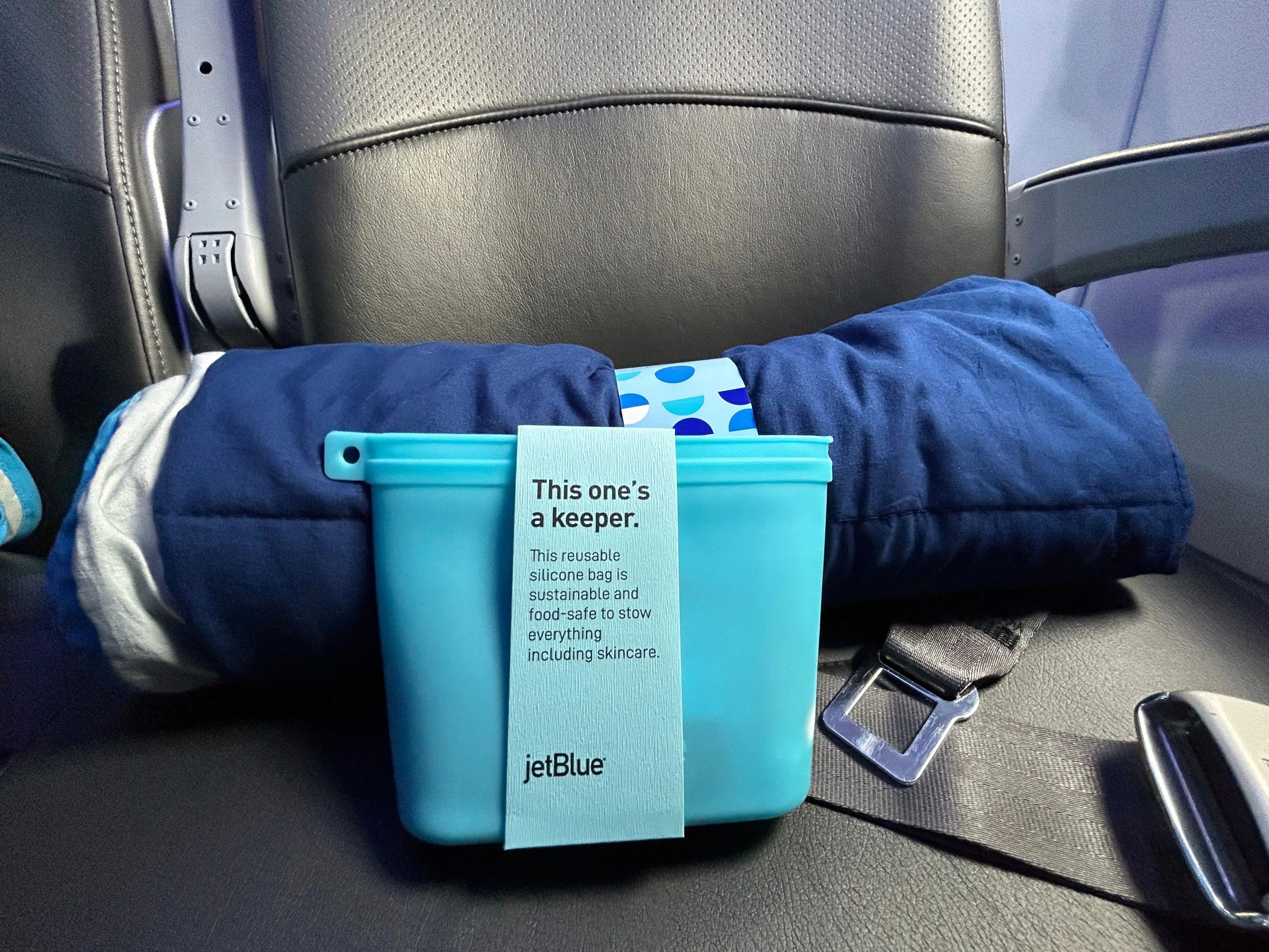 La bolsa de regalo de la clase económica del vuelo de JetBlue a París.