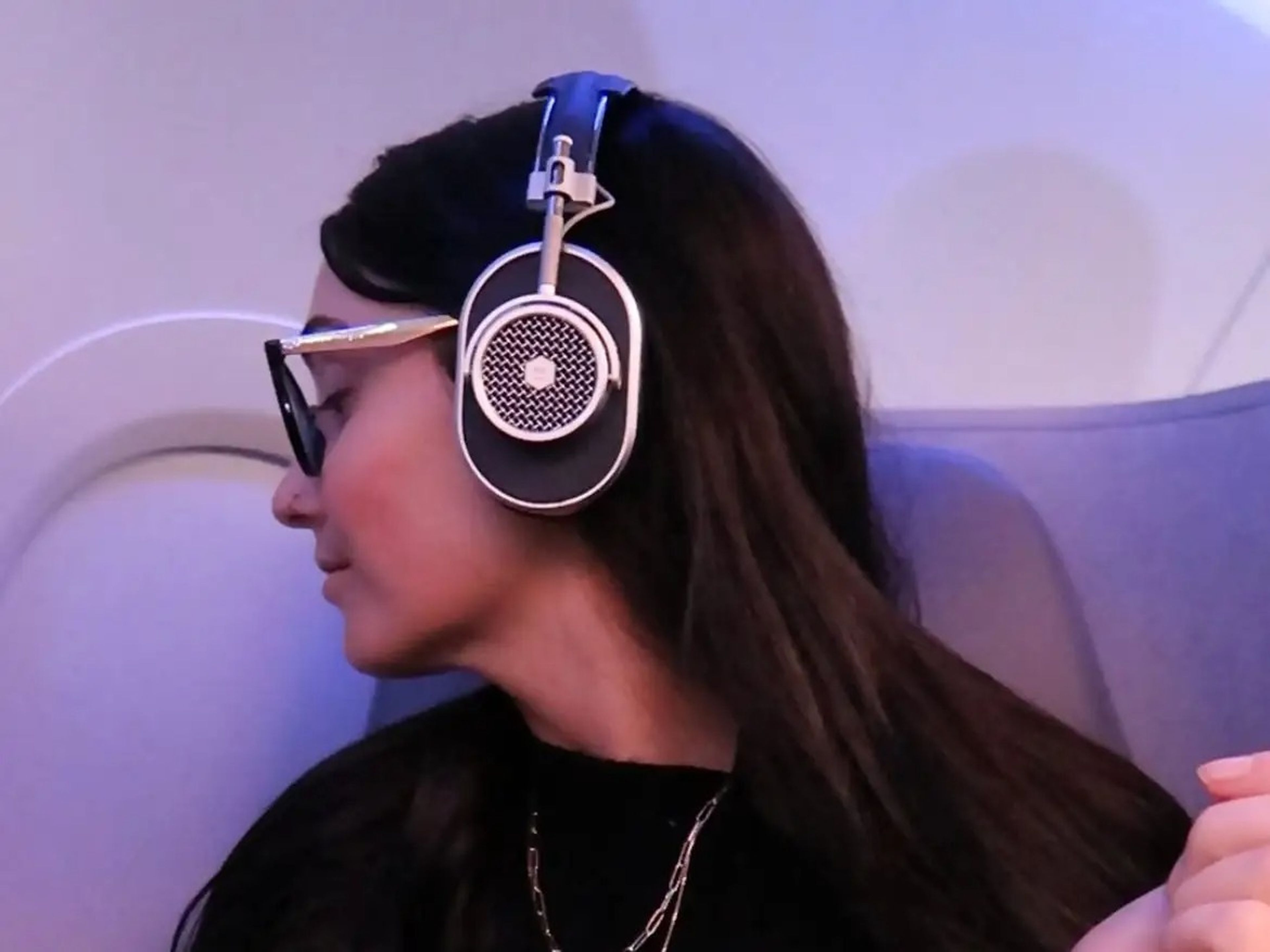 Los pasajeros Mint reciben unos  auriculares Master & Dynamic para usar durante el vuelo.