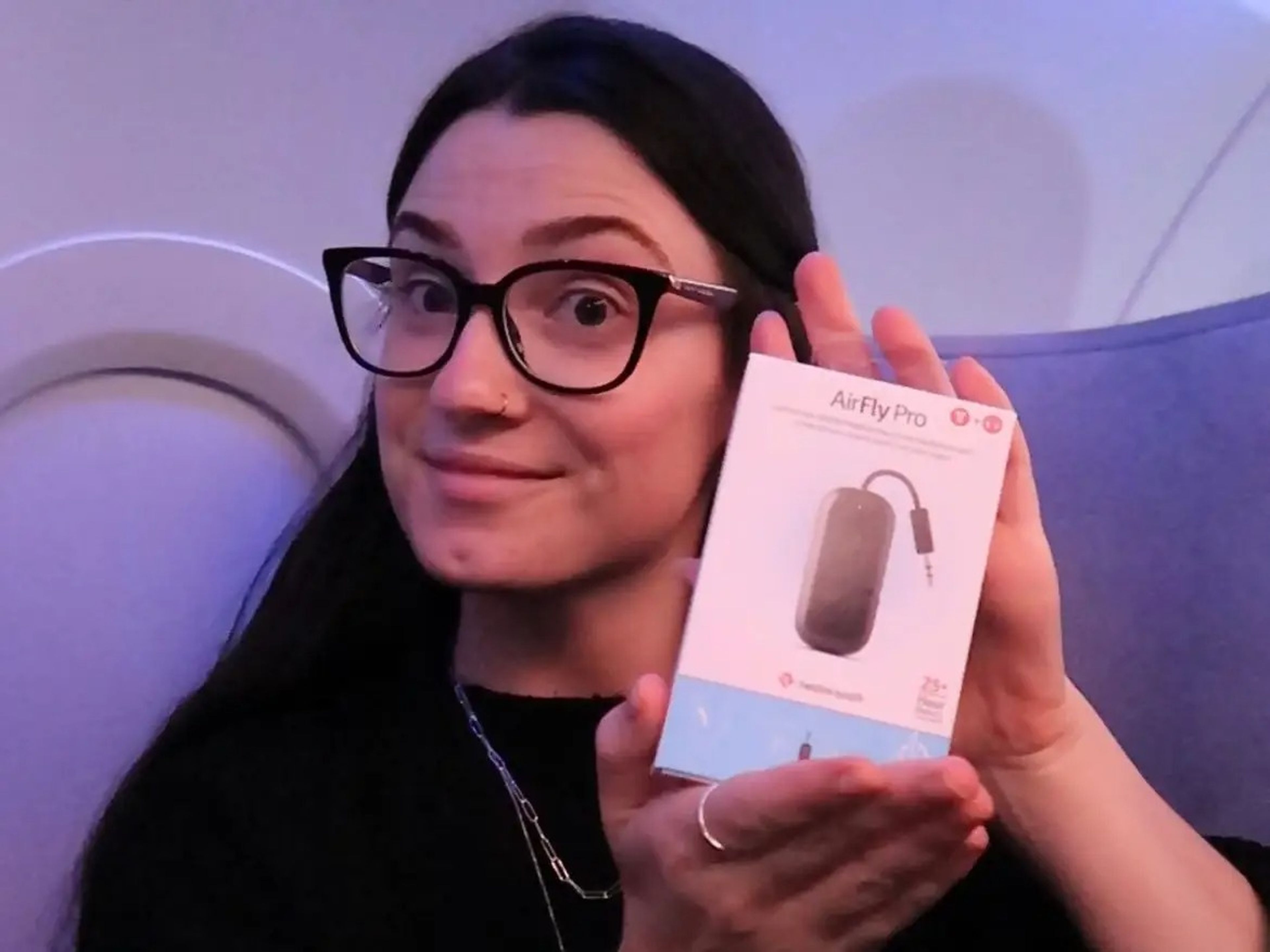 El adaptador AirFly te permite utilizar tus auriculares inalámbricos para escuchar música.