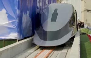 China presenta el prototipo de su tren de levitación magnética, que alcanza 620 kilómetros por hora y podría estar operativo en 3 años China presenta el prototipo de su tren de levitación magnética, que alcanza 620 kilómetros por hora y podría estar operativo en 3 años