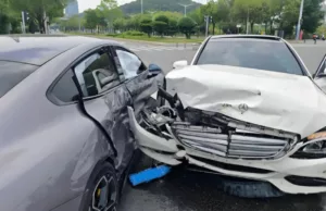 Xiaomi’s New SU7 Catches Fire in Nanjing, Hits Curb, Collides with Mercedes | The Nanjinger Xiaomi’s New SU7 Catches Fire in Nanjing, Hits Curb, Collides with Mercedes | The Nanjinger