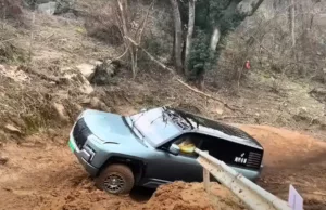 BYD Yangwang U8 takes on dangerously hard off-road challenge in Wuhan and what happens next raises eyebrows BYD Yangwang U8 takes on dangerously hard off-road challenge in Wuhan and what happens next raises eyebrows