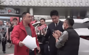 Huawei man tried to stop Luxeed S7 owner from complaining online, according to report Huawei man tried to stop Luxeed S7 owner from complaining online, according to report