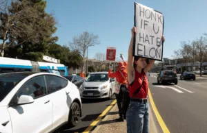 Tesla Shares Plunge as Elon Musk’s Political Role Grows More Divisive Tesla Shares Plunge as Elon Musk’s Political Role Grows More Divisive