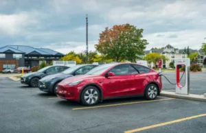 Tesla falls again as analysts warn Chinese EV makers could win in an extended tariff scenario (TSLA:NASDAQ) Tesla falls again as analysts warn Chinese EV makers could win in an extended tariff scenario (TSLA:NASDAQ)