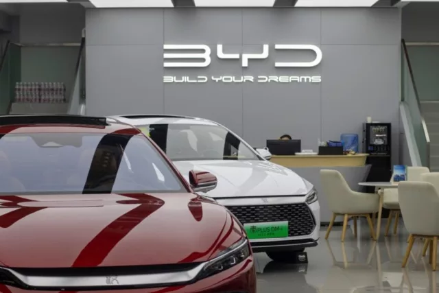 Tesla Rival BYD Launches $15,000 Seal 06 Sedan As China's EV Price War Heats Up - BYD (OTC:BYDDF), BYD (OTC:BYDDY)