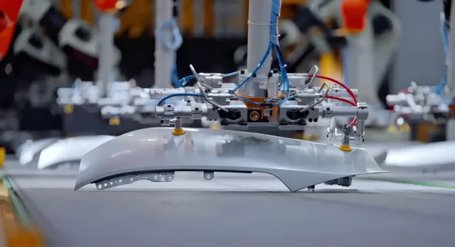 Avatr’s new 5G-AI factory builds one car every 60 seconds, teases flagship SUV with Huawei