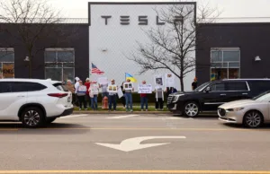 Elon Musk Tries Pulling Tesla Out of the Sales Mess He’s Made Elon Musk Tries Pulling Tesla Out of the Sales Mess He’s Made