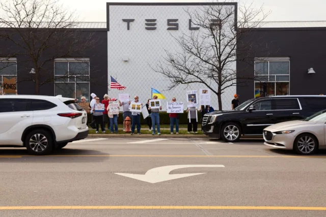 Elon Musk Tries Pulling Tesla Out of the Sales Mess He’s Made