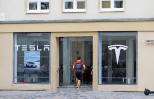 Musk Will Oversee Tesla’s Europe, US Sales After Afshar Exit Musk Will Oversee Tesla’s Europe, US Sales After Afshar Exit