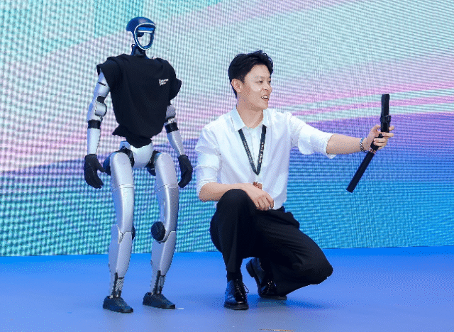 “The Next Apple or Tesla” Investors Pour into China’s Humanoid Robotics Startups