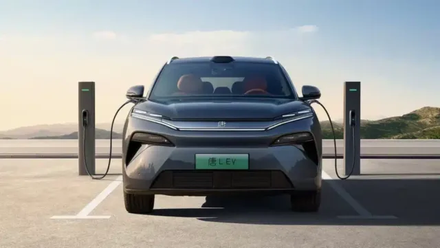 Man tries out BYD’s new 1,000kW Megawatt EV charger to see if it’s faster than filling up with gas