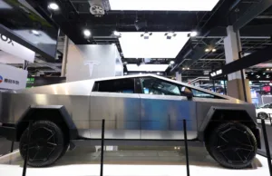 Tesla is Paying Up to Keep Elon Musk’s Eyes On the Road Tesla is Paying Up to Keep Elon Musk’s Eyes On the Road