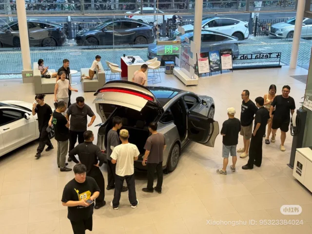 Tesla Model Y L attracts crowds across China stores