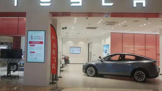 Tesla quiere alejarse de China: firma un acuerdo de 430 millones con una empresa de baterías surcoreana