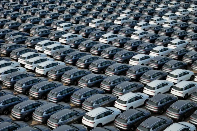 Most EU carmakers on track to meet emission targets: study