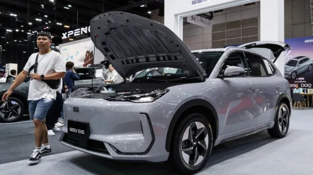 Geely targets 100,000 UK sales in push to take on Tesla and BYD Geely targets 100,000 UK sales in push to take on Tesla and BYD