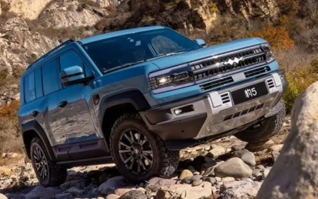 BYD Leopard 5 proves its worth as an off-roader with a 45-degree incline climb