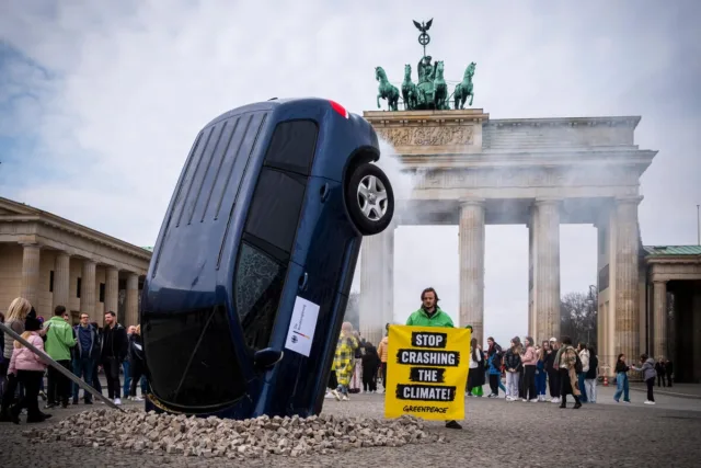 Greenpeace Condemns EU Rollback on 2035 ICE Phase‑Out, Urges Stronger Commitment to Transport Electrification Greenpeace Condemns EU Rollback on 2035 ICE Phase‑Out, Urges Stronger Commitment to Transport Electrification