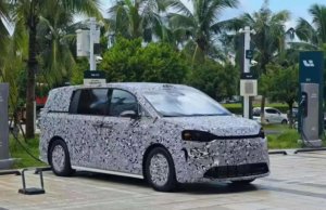 Huawei’s Luxeed V9 minivan will become the first car with helmet airbag Huawei’s Luxeed V9 minivan will become the first car with helmet airbag