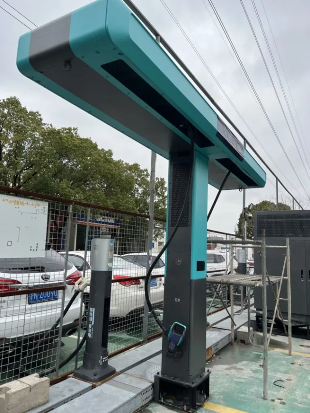 BYD unveils Blade Battery 2.0: 10-70% in 5 mins, 10-97% in 9 mins, and 20,000 flash charging stations in 2026